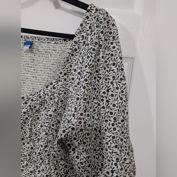 Old Navy Black & White Floral Smocked Back Top in Size XL - Picture 5 of 10